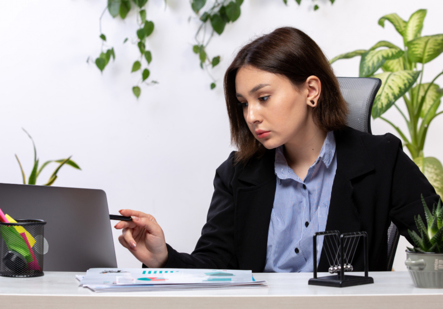 Profesional analizando documentos